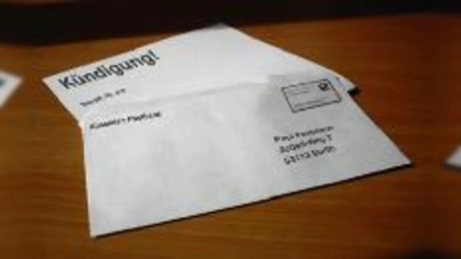 Wie es aussieht, werden 1.200 Mitarbeitern der Postbank bis Ende 2007 Kündigungsschreiben ins Haus flattern. 	 (Foto: Archiv)