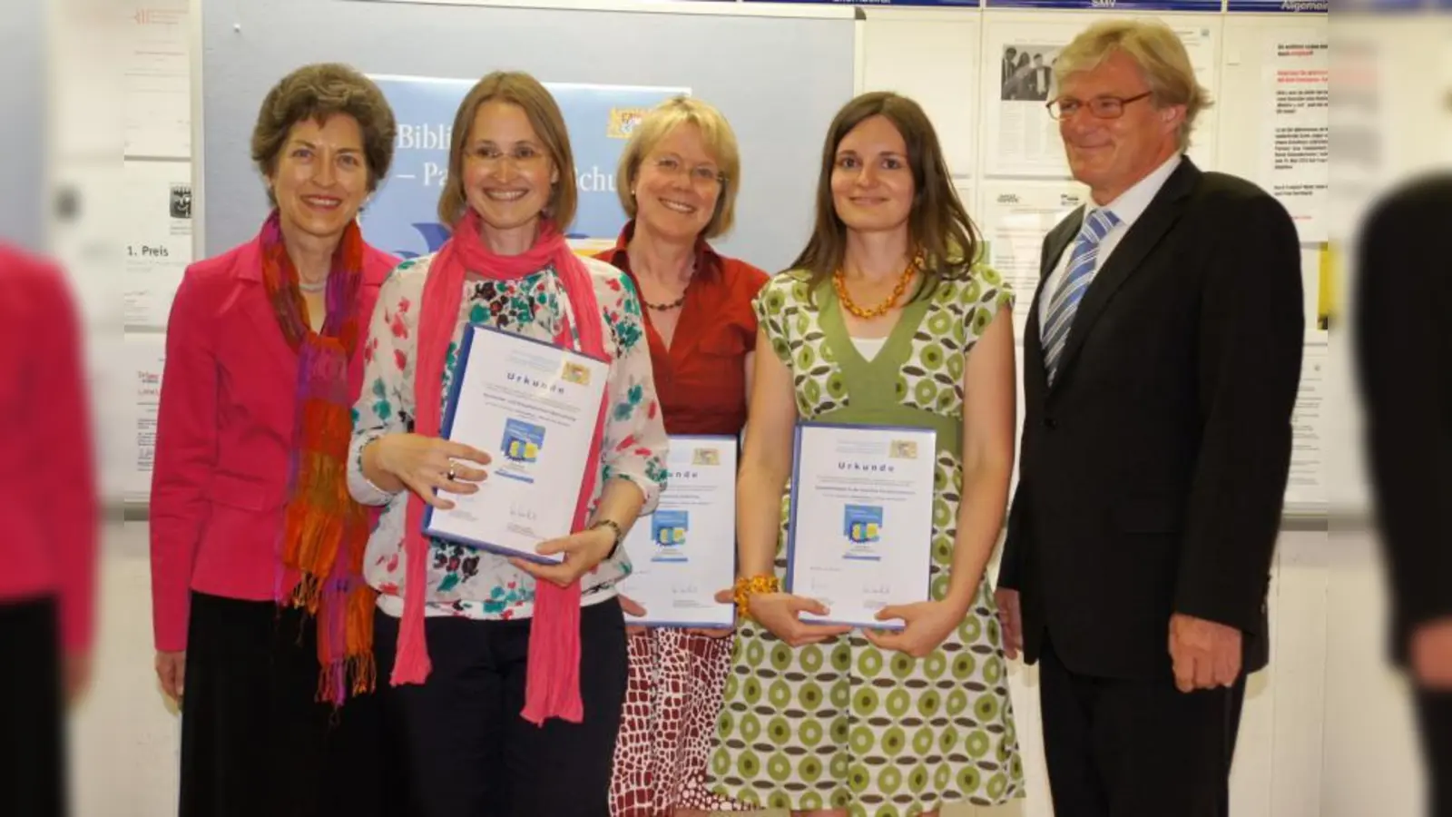 „Wir sind sehr stolz.” (v.l.) Ministerialdirigentin Elfriede Ohrnberger, Petra Walbrunn aus Oberhaching, Elke Naeve aus Gräfelfing, Diana Rupprecht aus Fürstenfeldbruck und Rolf Griebel, Generaldirektor der Bayerischen Staatsbibliothek. (Foto: pi)