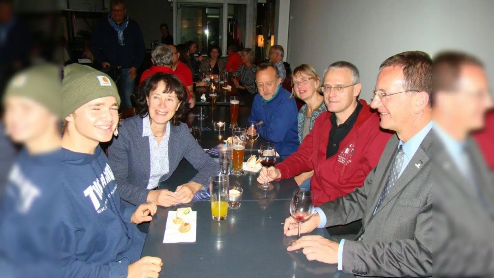 Erfahrungsaustausch mit Oberbürgermeister Andreas Haas (rechts) und Kulturamtsleiterin Medea Schmitt (2.v.li.). Jakob Brunner, Bernhard Brunner, Ulrike Dahme und Christian Schramm. (Foto: pst)
