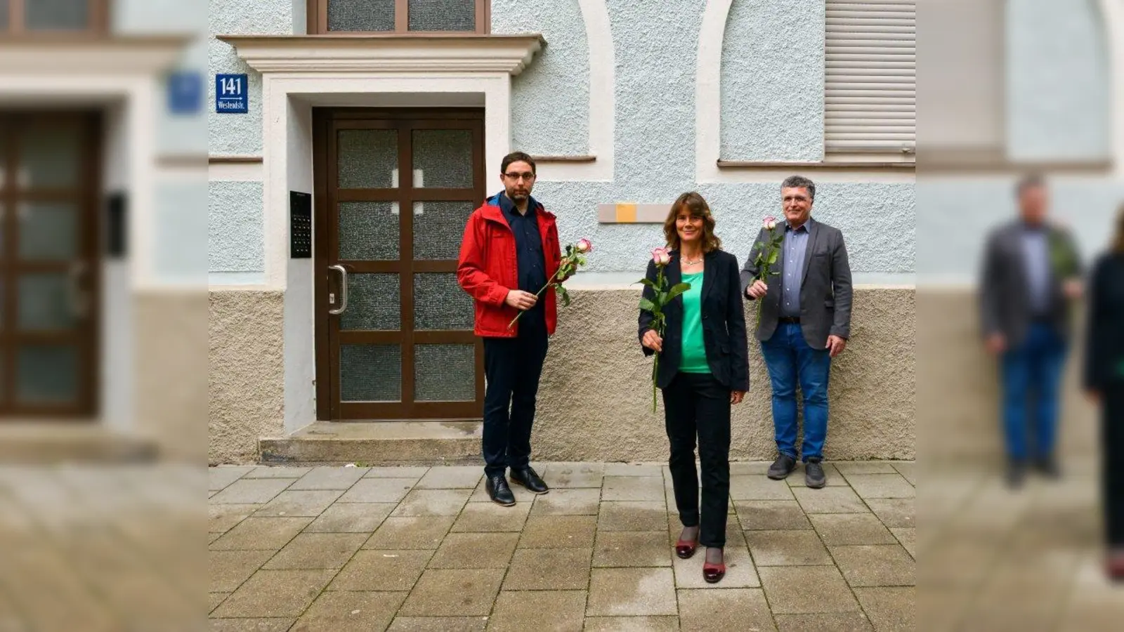Die Stadträte Stefan Jagel und Sibylle Stöhr mit Gerhard Mayer, dem Initiator des Erinnerungszeichens in der Westendstraße 141. (Foto: Thomas Hauzenberger)