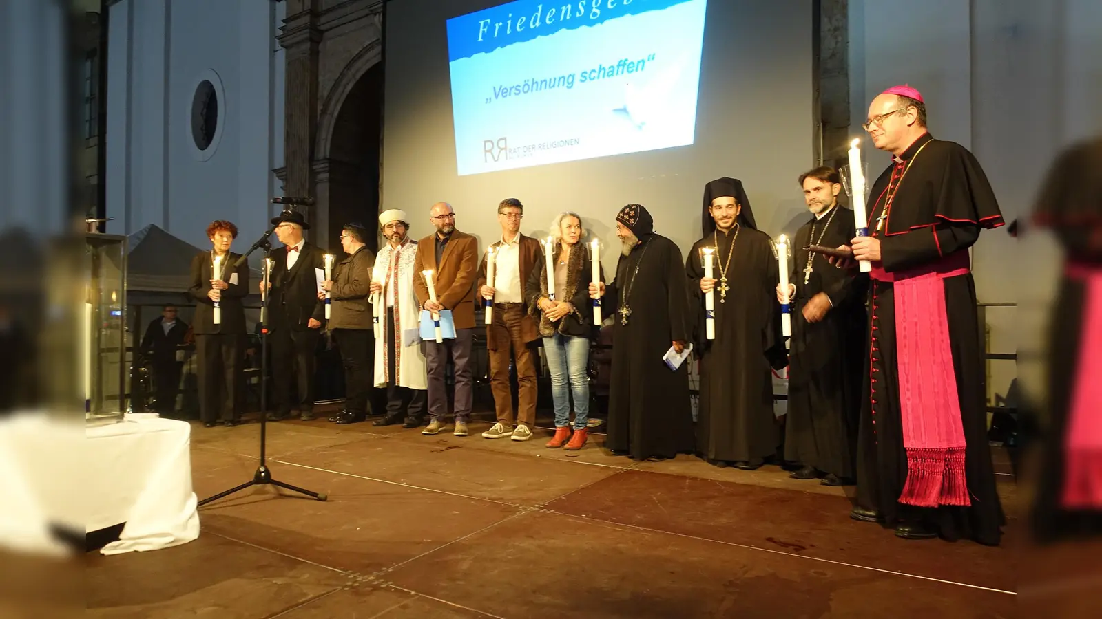 Die verschiedenen Religionen laden zum gemeinsamen Gebet (Foto: Dekanat München)