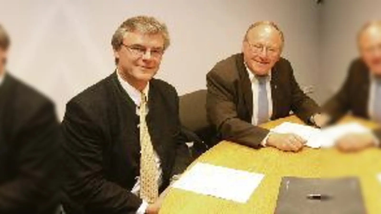 Neufahrns Bürgermeister R. Schneider (links) und Echings Gemeindechef J. Riemensberger (re.) kämpfen gemeinsam für das Lkw-Durchfahrtsverbot auf der durch beide Ortschaften durchführenden Staatsstraße.  (F: ba)