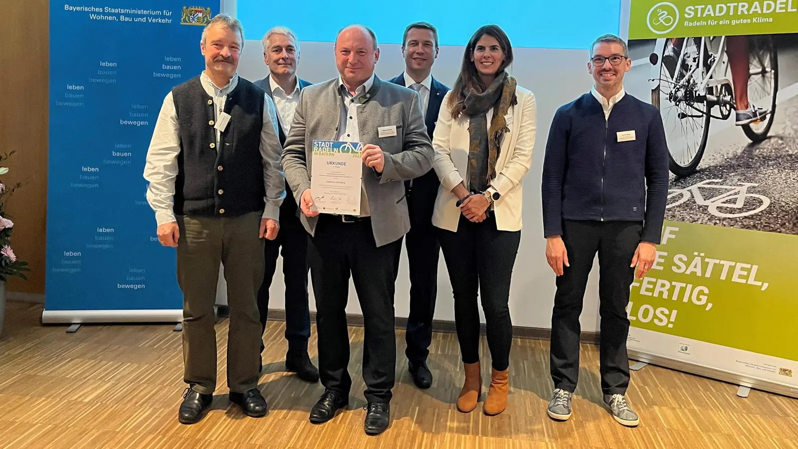 Stellvertretender Landrat Georg Scheitz (Mitte) präsentierte bei der bayernweiten Abschlussveranstaltung in Nürnberg stolz die Urkunde. (Foto: LRA Starnberg)