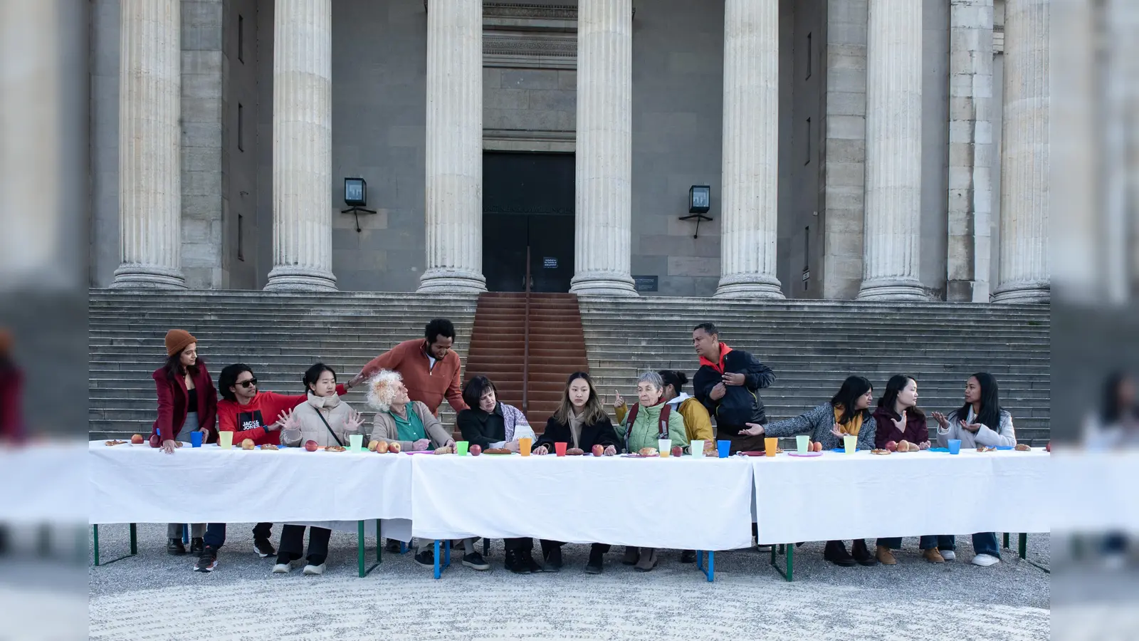 Die „Jünger” ziehen durch die Stadt und halten an verschiedenen Orten das „letzte Abendmahl”. Im Bild sieht mam eine frühere Performance am Königsplatz.  (Foto: Gila Sonderwald)
