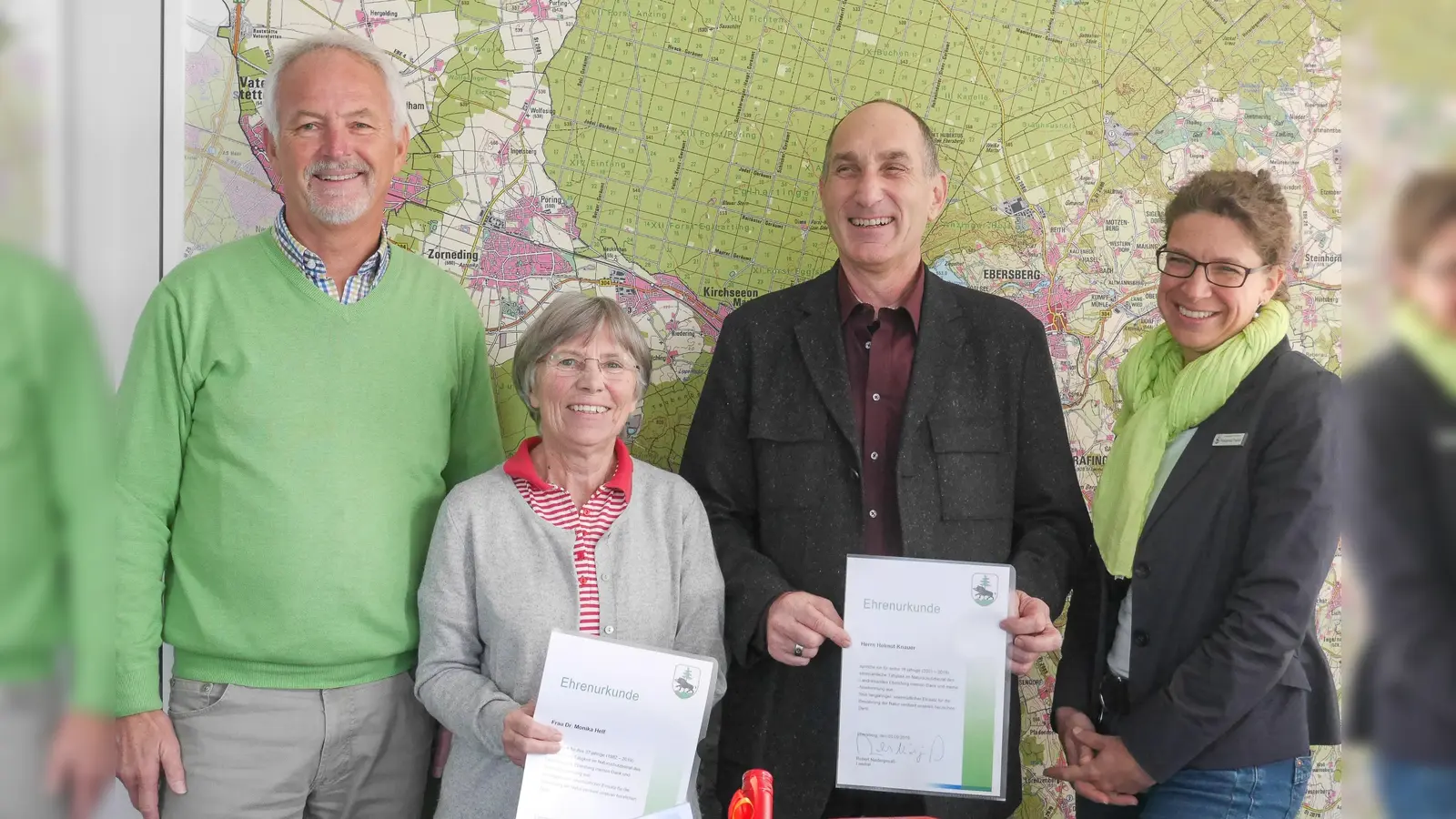 Friederike Paster (rechts) und Johann Taschner (ganz links) mit Dr. Monika Helf und Helmut Knauer.  (Foto: Landratsamt Ebersberg)
