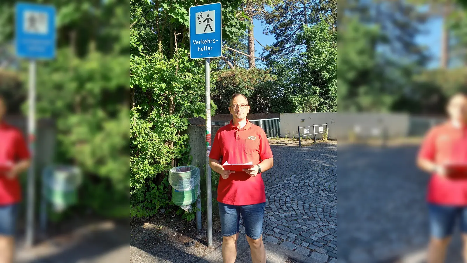 ACE-Kreisvorsitzender Daniel Baur beim Check der Sicherheit vor der Grundschule an der Bäckerstraße. (Foto: Hildebrand/ACE)