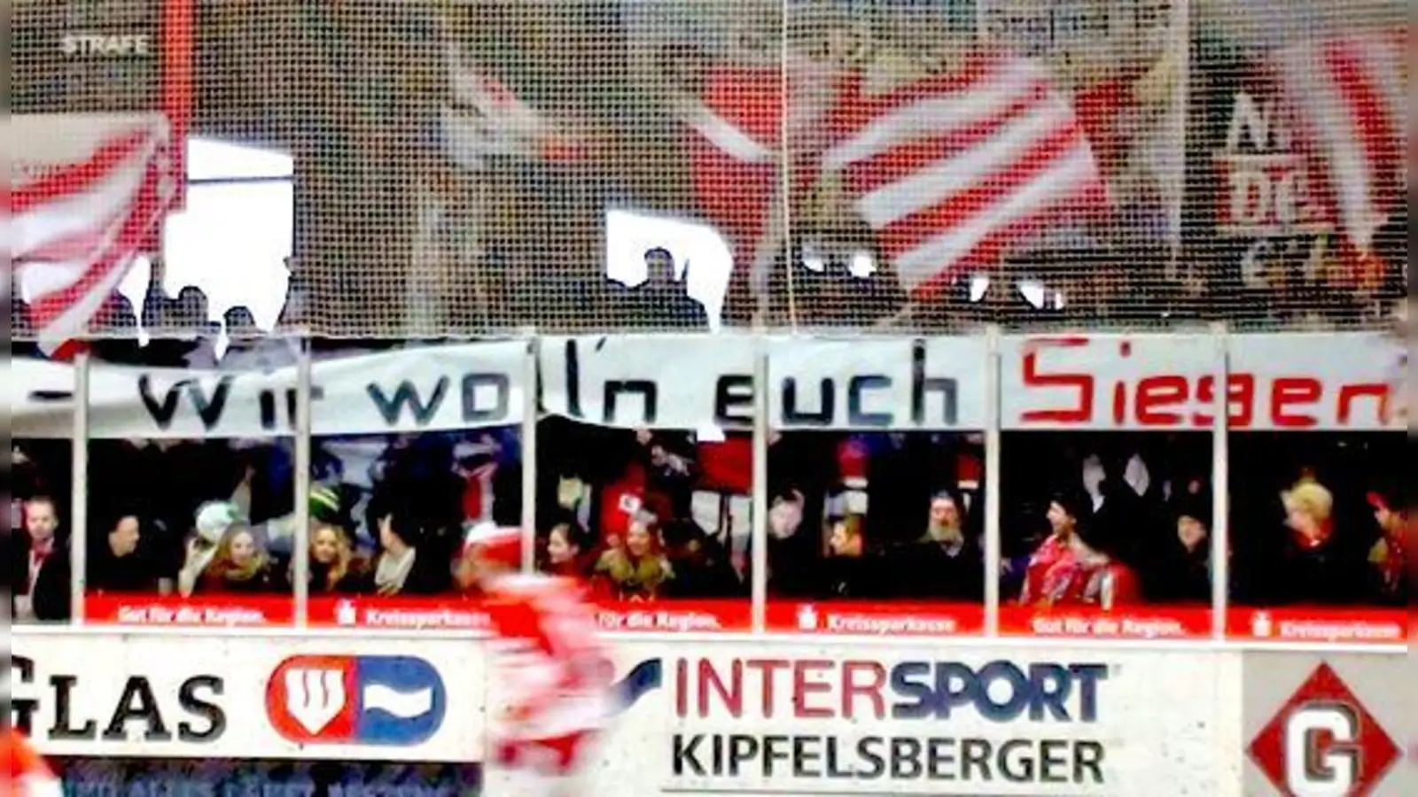 Die Hoffnung stirbt zuletzt  EHC-Fans am vergangenen  (Foto: Wir wollen euch siegen sehen.	smg)
