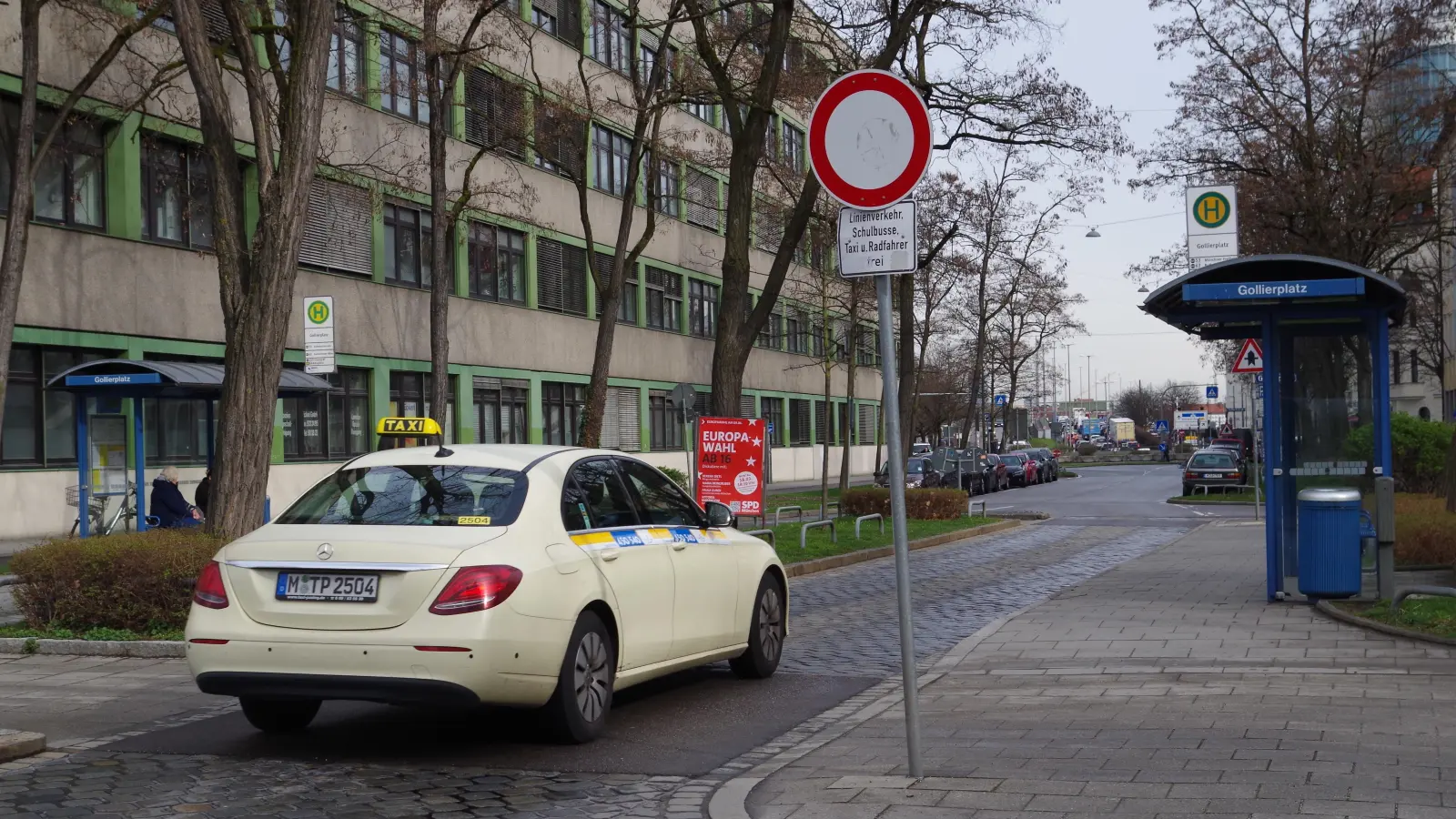Durch den „Stöpsel“ in der Trappentreustraße dürfen nur Linien- und Schulbusse sowie Taxis, Rettungswagen und Fahrradfahrer lenken. (Foto: kö)