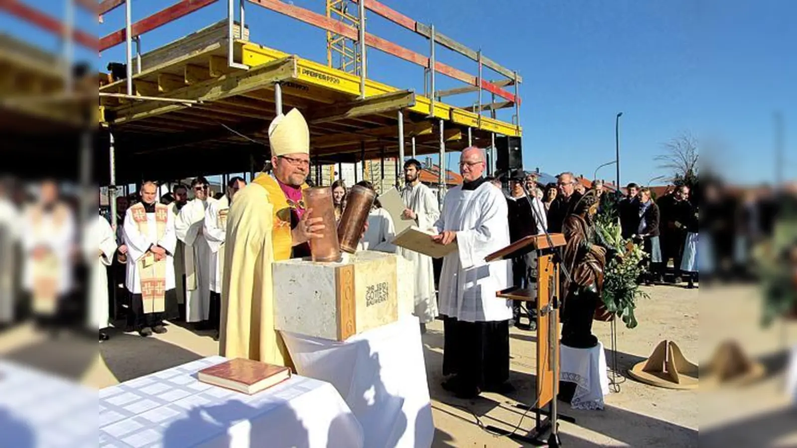 Bei einem festlichen Gottesdienst zelebrierte Weihbischof Wolfgang Bischof die Grundsteinlegung für St. Josef. Zahlreiche Holzkirchner feierten mit.	 (Foto: Pietsch)