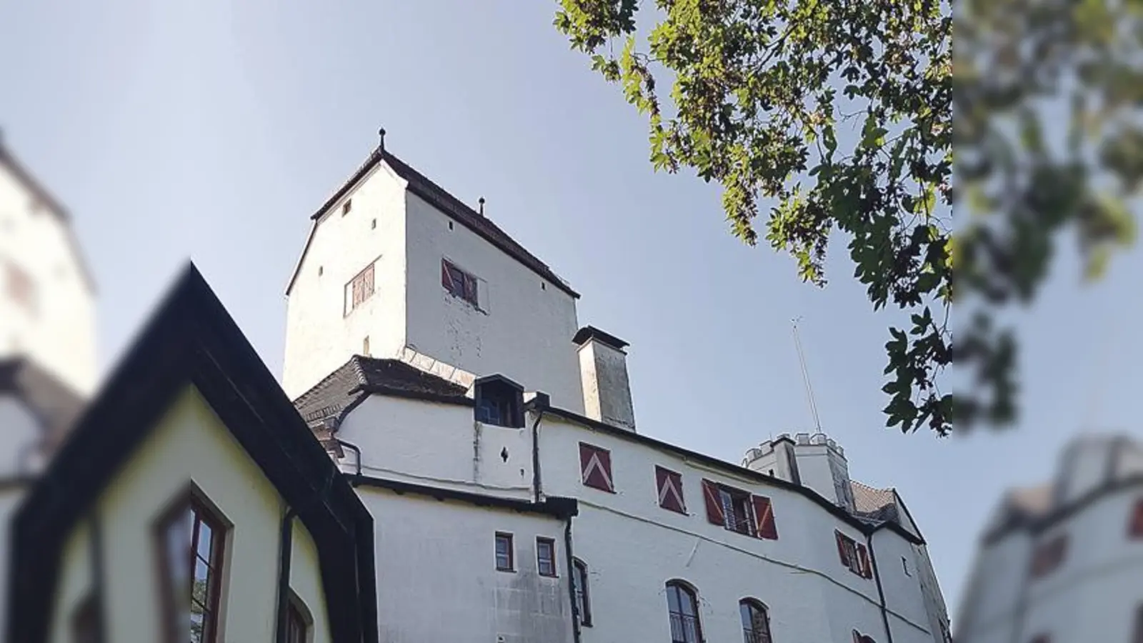 Immer noch ein ganz schön beeindruckendes Gebäude. Die Burg in Elkofen hat inzwischen mehr als 1.000 ereignisreiche Jahre ohne größere Schäden überstanden.	 (Foto: Stefan Dohl)