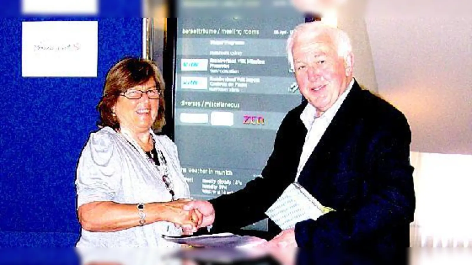 Wolfgang Hahntow vom VdK-Landesverband überreicht Johanna Krimmer eine Auszeichnung. 	 (Foto: VA)