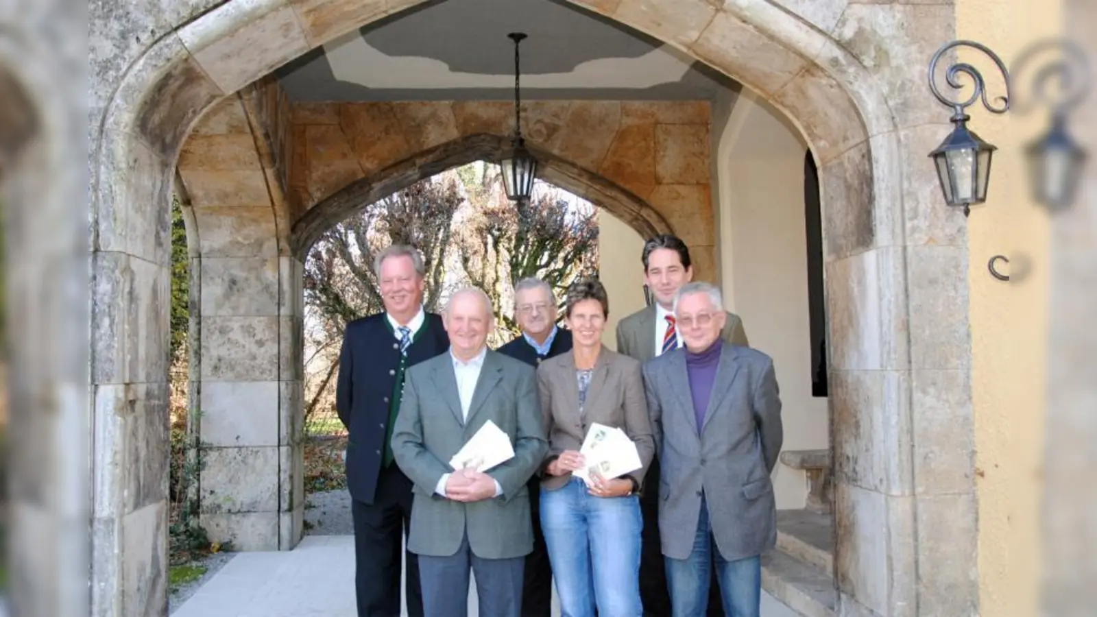 Im Schloss Freiham wurde der neue Verein vom Vorstand und Vereinsmitgliedern vorgestellt: (von links) Theodor Baumeister, Anton Fürst, Herbert Liedl, Martina Krämer, Max Faltlhauser und Peter Malter. (Foto: Eva Schraft)