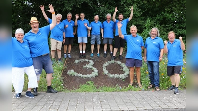 Ein Teil der Aktiven der Eittinger Stockschützen posiert für ein Erinnerungsfoto zum Jubiläum. (Foto: FC Eitting)