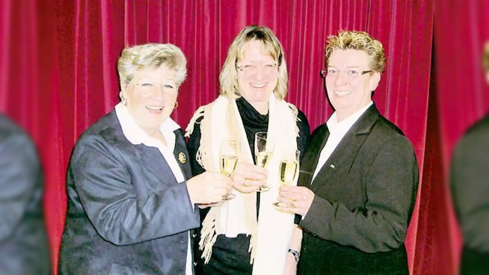 Christiane Hacker (links) macht Platz für Karin Vetterle (rechts), in der Mitte Bezirksausschuss-Vorsitzende Angelika Pilz-Strasser. 	 (Foto: ikb)
