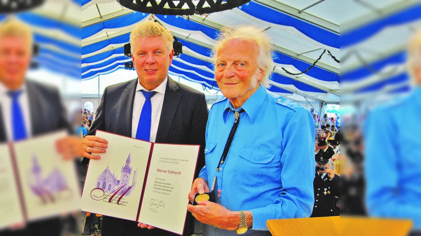 OB Dieter Reiter zeichnete Werner Eckhardt (rechts) im Jahr 2017 in Obermenzing mit „München leuchtet“ aus<br> (Foto: us)