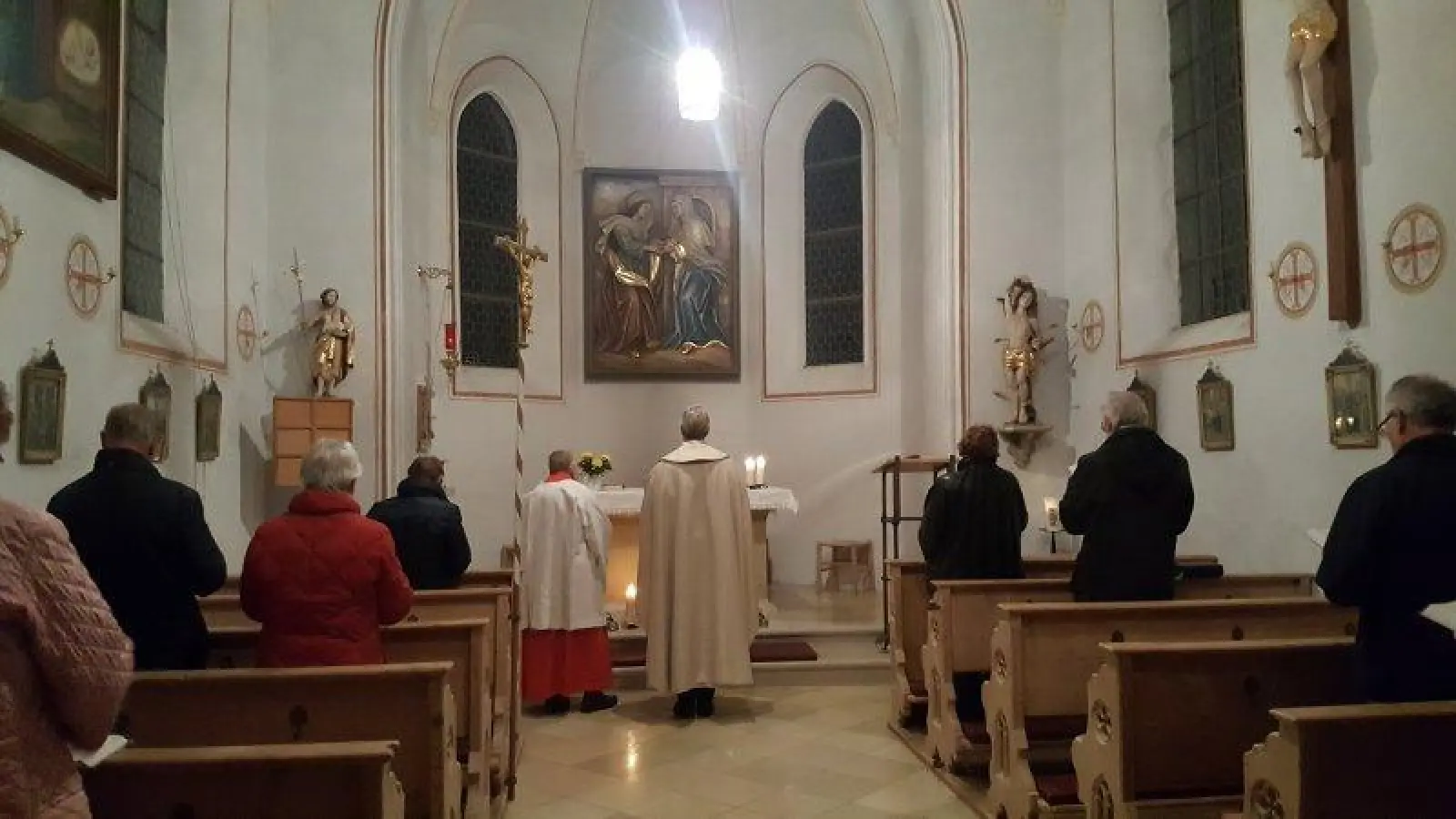 „Auch einmal ein bisschen einsam sein und in sich gehen”, das findet Pfarrer Franz von Lüninck, könne man in Kirchen besonders. Denn dies sei nicht nur ein Ort zum beten, sondern auch um zu sich, in einer ganz eigenen Atmosphäre manchmal wieder zurückzufinden. (Foto: Huss-Weber)