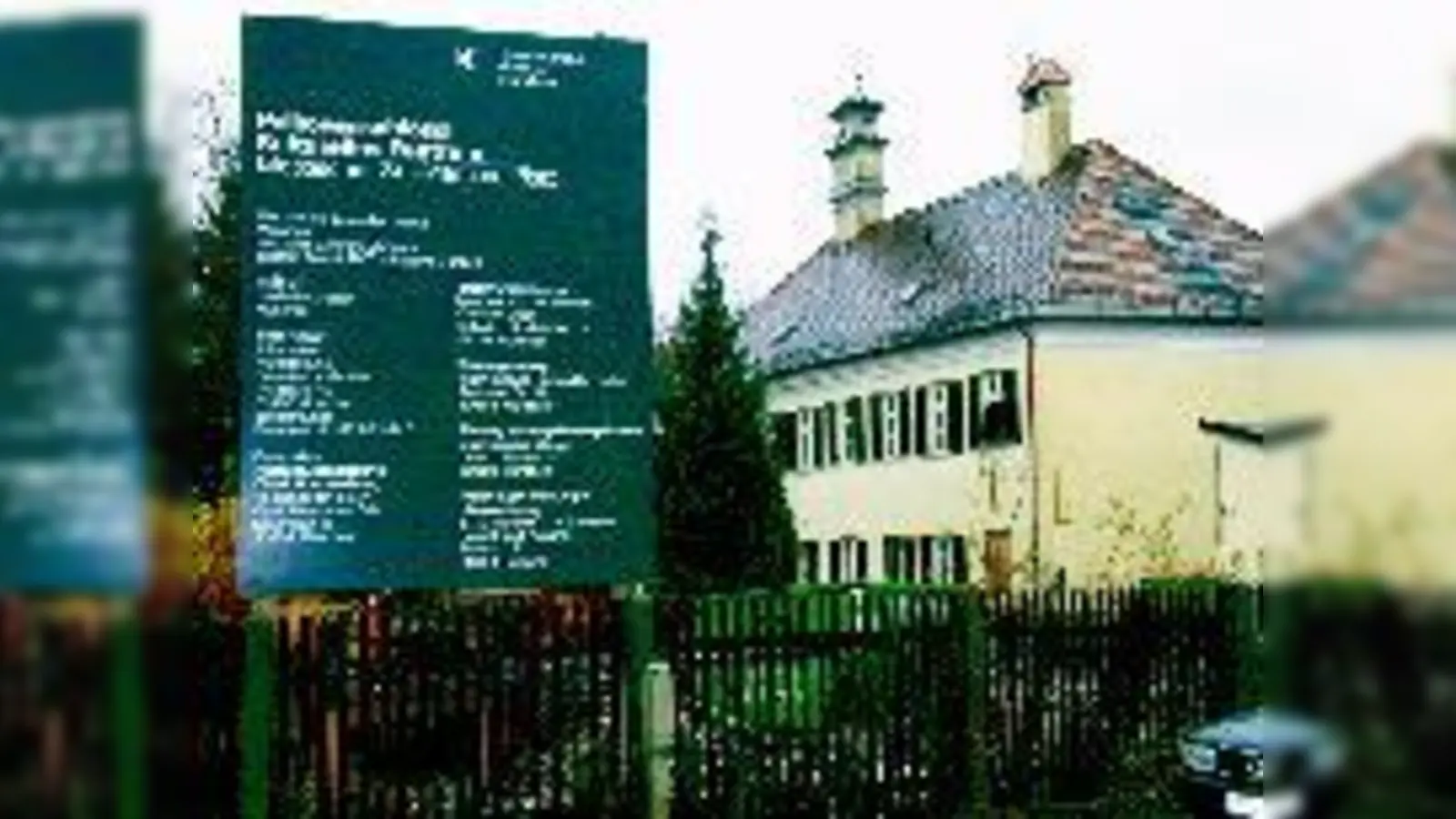 Von außen nett anzusehen, doch das Schlössl hats in sich. Die Bauarbeiter stoßen bei dem über 300 Jahre alten Gebäude immer wieder auf (böse) Überraschungen. 	 (Foto: cr)