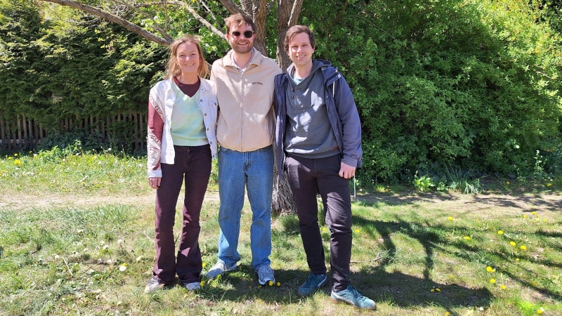 Einrichtungsleitung Manuela Wagner, pädagogischer Mitarbeiter Dennis Robin und Feierwerk-Geschäftsführer Andreas Huber freuen sich auf das neue Projekt. (Foto: Feierwerk)