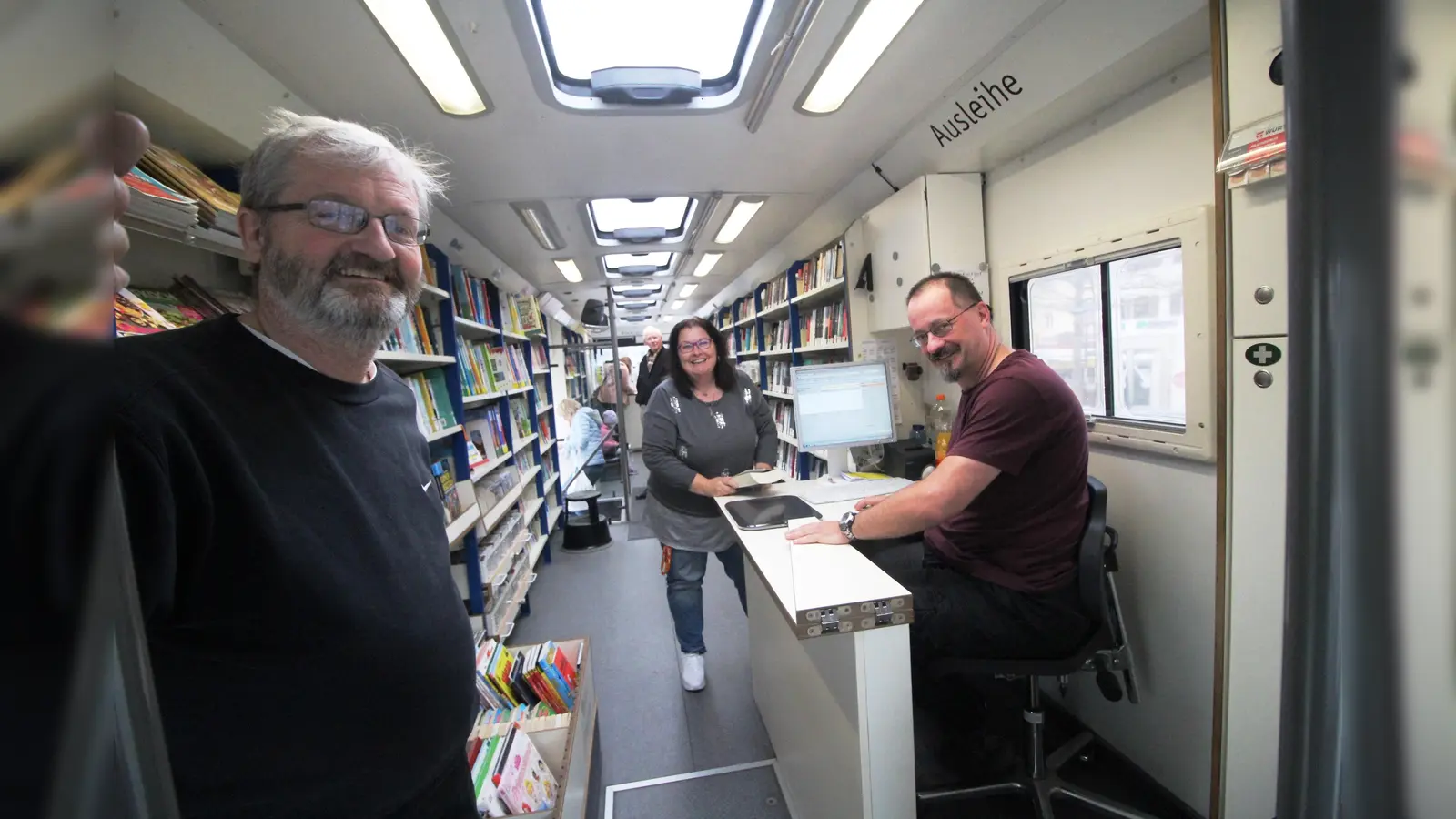 Ein eingespieltes Team auf begrenztem Raum: (v.l.) Wolfgang Reuther, Gabi Schussmann und Rüdiger Landskron freuen sich auf Lese- und Medienfreunde – und helfen gerne weiter. (Foto: RedH)