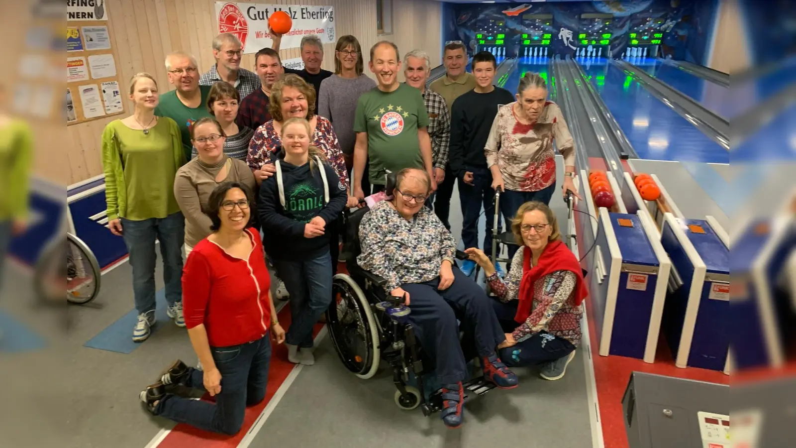 Beim inklusiven Kegelabend hatten die Anwesenden eine „fetzen Gaudi”. Dank einer portablen Kegelschiene konnten ohne Ausnahme alle mitspielen. (Foto: Caritasverband Weilheim-Schongau e.V. )