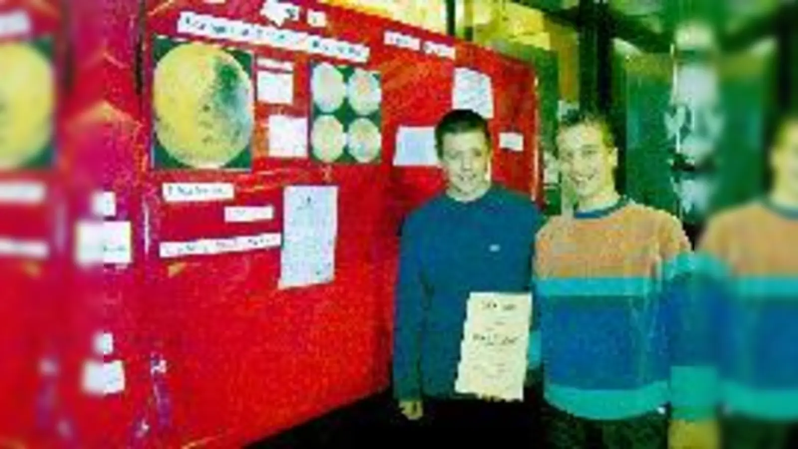 Tobias Bendzko und Tobias Zeitz (v. re.) vor ihrer selbst erstellten Infowand, auf der sie die Ergebnisse ihres Forschungsprojektes festgehalten haben.	 (Foto: cr)