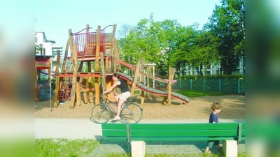 Der Fuß- und Radweg am Ende der Zuccalistraße führt direkt zwischen Parkbänken und Spielplatz hindurch. Kleine Kinder achten naturgemäß beim Spielen nicht darauf, wer ihnen mit welcher Geschwindigkeit entgegenkommt und sind daher in diesem Bereich ständig in Gefahr. (Foto: bb)