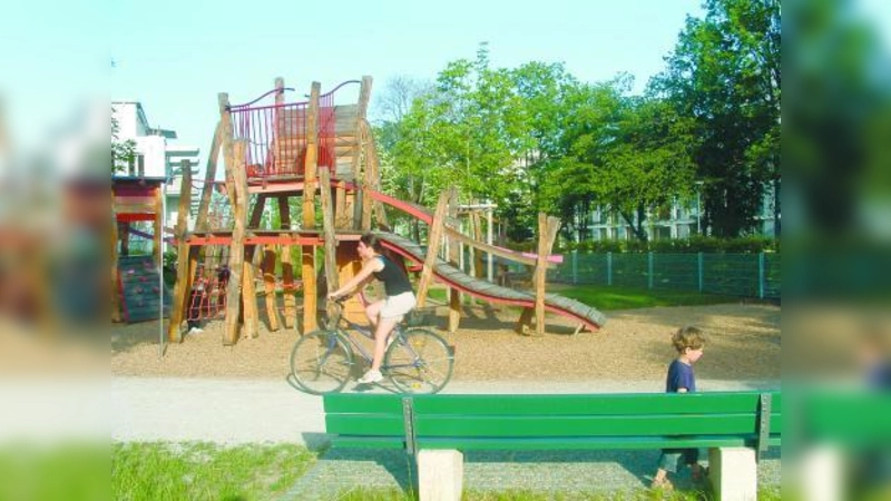 Der Fuß- und Radweg am Ende der Zuccalistraße führt direkt zwischen Parkbänken und Spielplatz hindurch. Kleine Kinder achten naturgemäß beim Spielen nicht darauf, wer ihnen mit welcher Geschwindigkeit entgegenkommt und sind daher in diesem Bereich ständig in Gefahr. (Foto: bb)