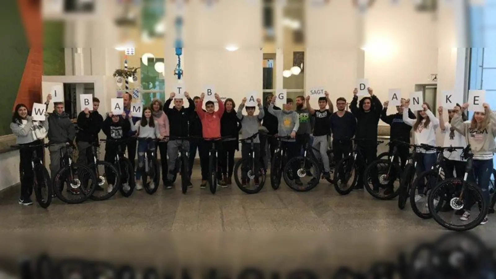 Schulleiterin Barbara Knopp und Konrektor Ulrich Gierer und Schüler der „WIBA MTB AG“ bedanken sich bei der Übergabe der neuen Mountainbikes bei den Stifterinnen. (Foto: Sch)