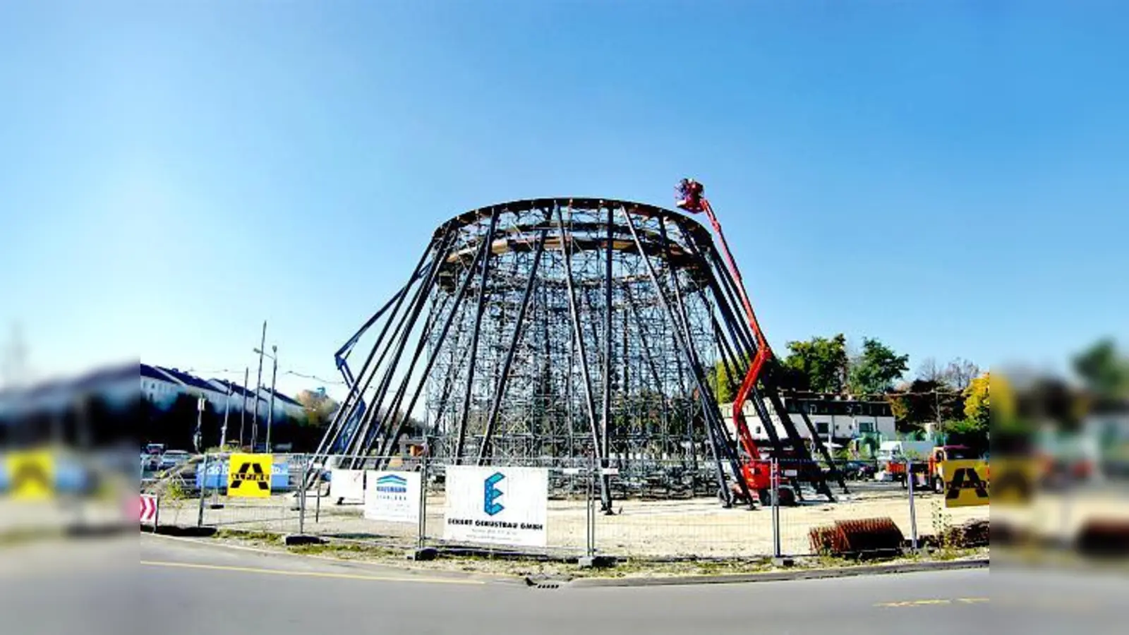 Halbzeit beim Aufbau des »Mae West«-Kunstwerks am Effnerplatz.	 (Foto: ikb)