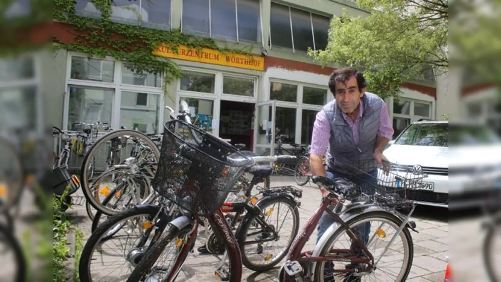 Oguz Lüle aus Haidhausen sucht noch Fahrräder, um sie dann an Bedürftige zu verlosen.	 (Foto: Michael Lucan)