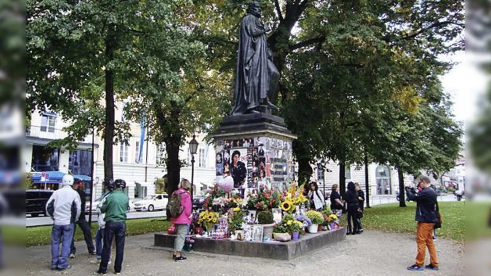 Eines von 43 „offenen” Denkmälern in München: Das Michael-Jackson-Memorial am Orlando-di-Lasso-Denkmal vor dem bayerischen Hof.	 (Foto: "MJ´s LEGACY« e.V.)