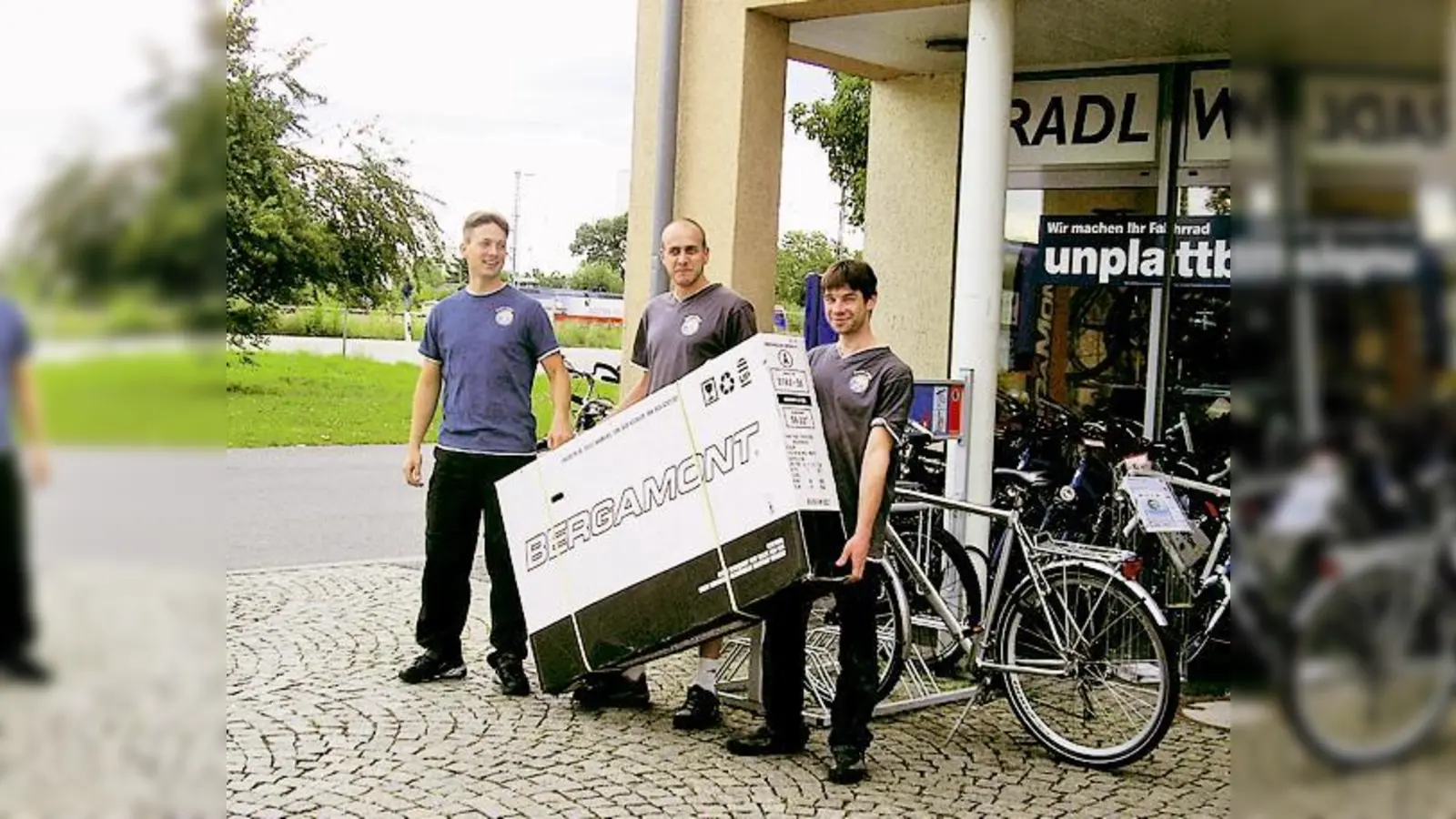 Ständig ganze Fahrräder über weite Strecken zu schleppen, überfordert selbst starke Männer wie die der Radl-Welt. (Foto: js)