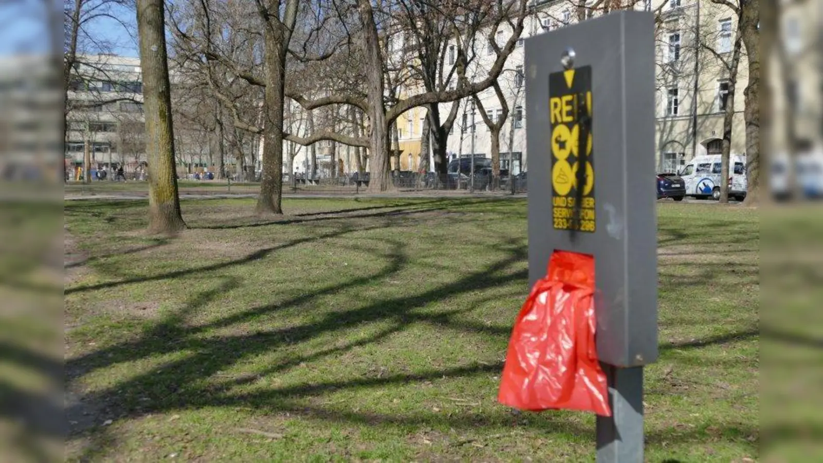 Einen weiteren Hundetüten-Spender auf dem Gollierplatz wünscht sich eine Anwohnerin. Ihrer zweiten Anregung, auch ein „Tauben füttern verboten”-Schild aufzustellen, schloss sich der Bezirksausschuss jedoch nicht an. (Foto: ds)