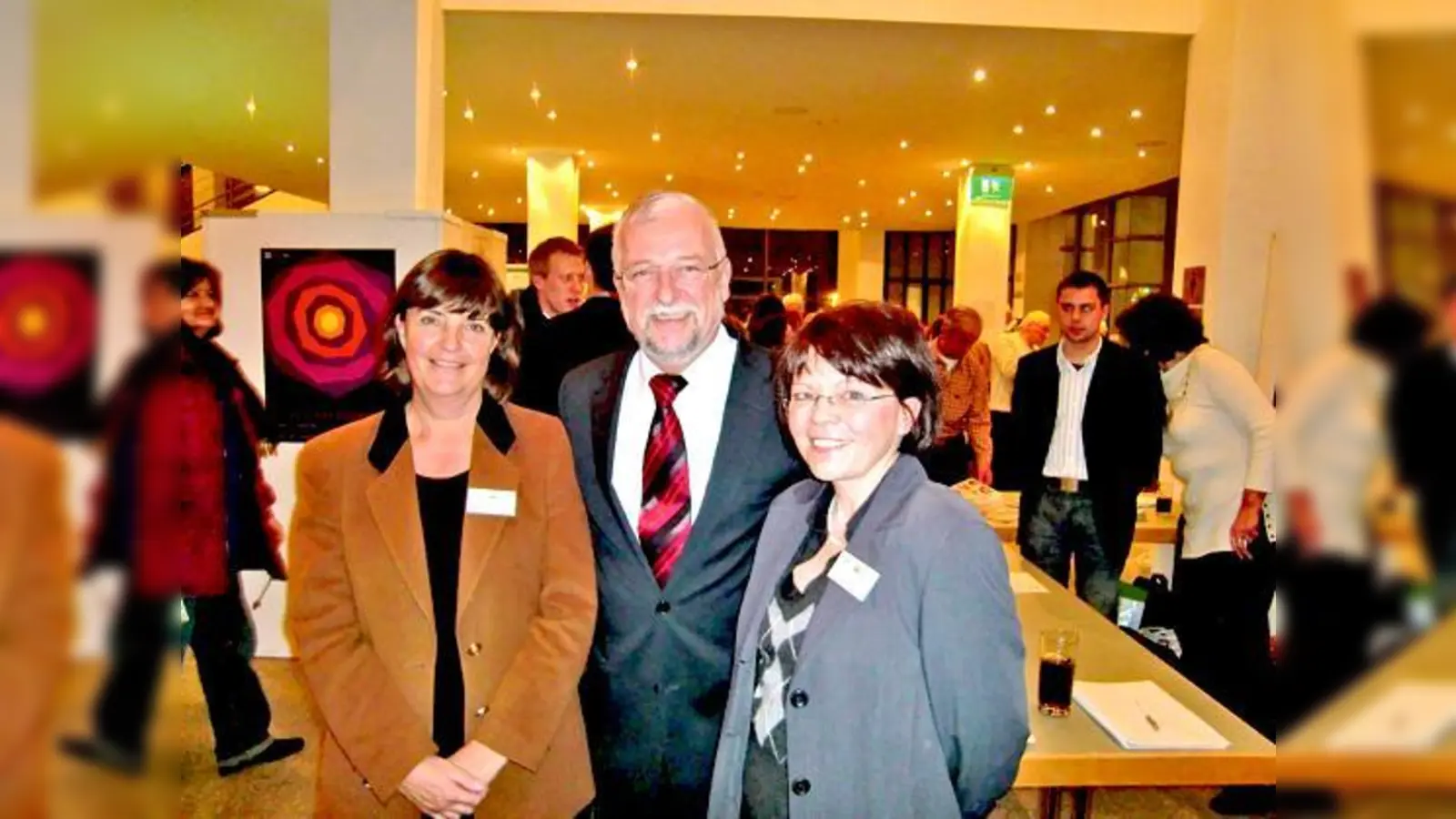 Heike Berchtold (l., Sekretariat) und Ute Dechent (Öffentlichkeitsarbeit): die beiden »rechten Hände« von Haars Bürgermeister Helmut Dworzak.  	 (Foto: Ikb)