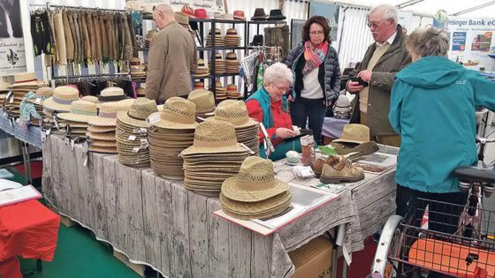aSchauen, informieren, einkaufen  diese Gelegenheit nutzen die Besucher bei der Frühjahrsausstellung der Echinger Fachbetriebe ausgiebig.	 (Foto: Veranstalter)