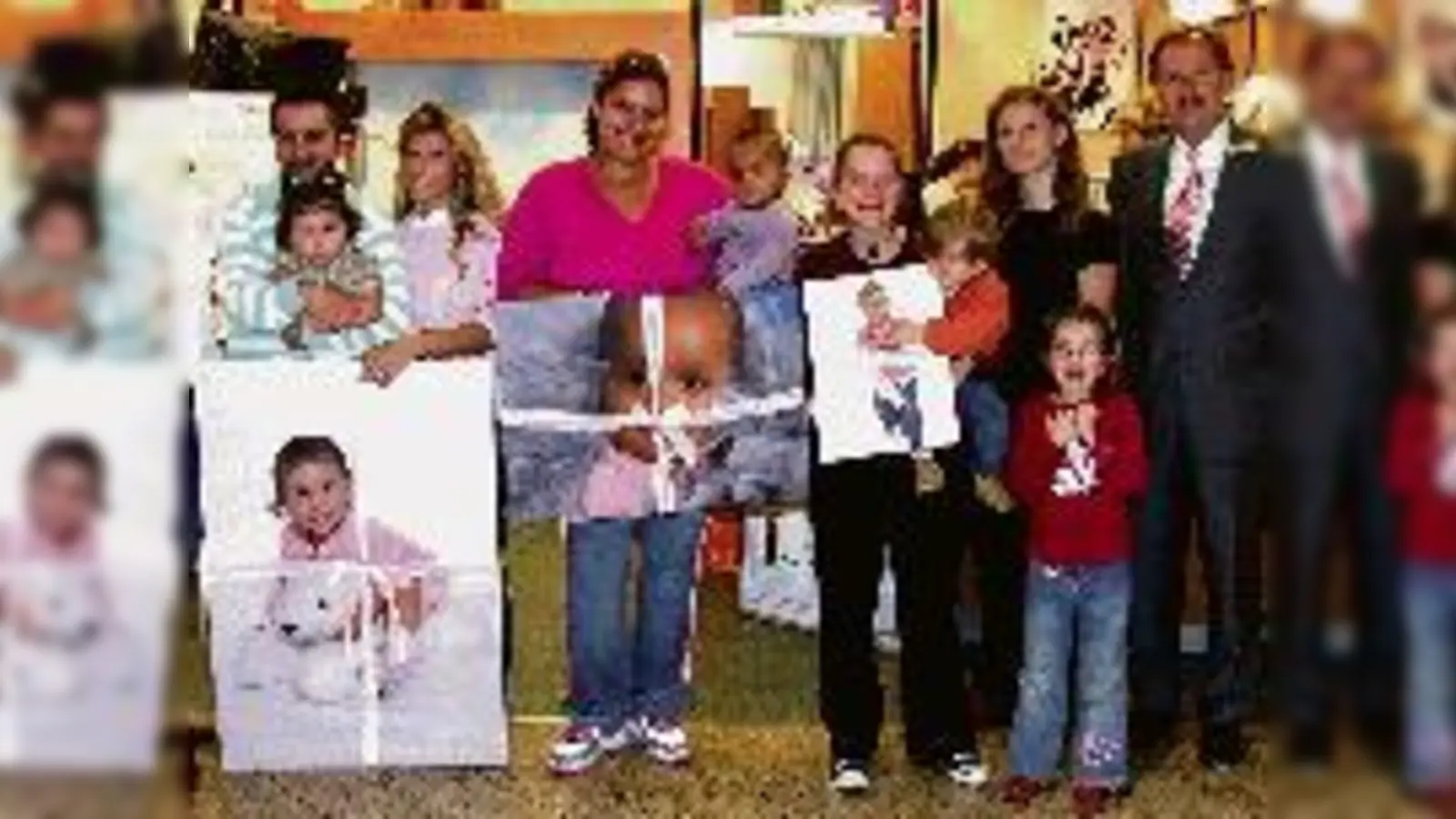 Von  (Foto: mein-Fotostudio-Mitarbeiterin M. Knobloch, Gewinner-Baby Ela mit Eltern Ch. und De. Baris, Destiny (2. Pl.) mit Mutter M. Bivins, Sinah (3. Pl.) mit Mutter R. Kreis und Schwester T., mein-Fotostudio Mitarbeiterin V. Knott, u. pep-Center-Manager.)