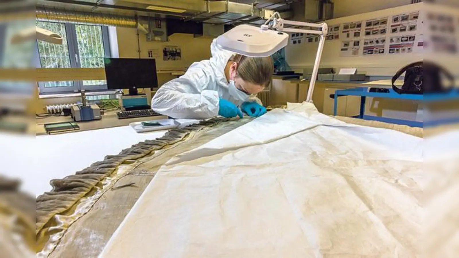 So geht glasfasertiefe Reinigung. Im Restaurierungsforschungslabor des Deutschen Museums liegt derzeit ein Objekt auf dem Tisch, das ganz besonders viel Fingerspitzengefühl erfordert.	 (Foto: Deutsches Museum)