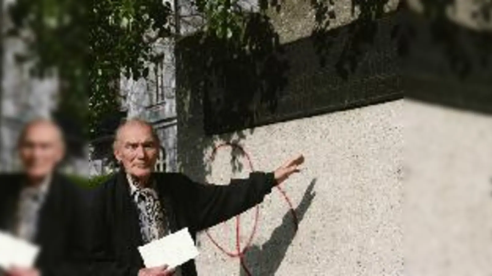 Johannes Schacht ist über die Gedenktafel zur »Freiheitsaktion Bayern« entsetzt. Gut versteckt unter Ästen und beschmiert könne sie keiner finden. (Foto: ks)