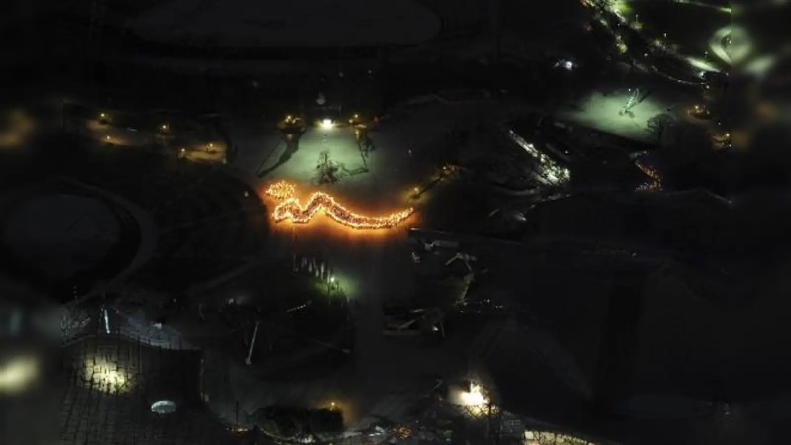 Lichtbotschaft nach Vancouver: Rund 600 Teilnehmer stellten beim Wintersportfestival das Logo der Münchner Olympia-Bewerbung nach. 	 (Foto: München 2018/Martin Hangen)