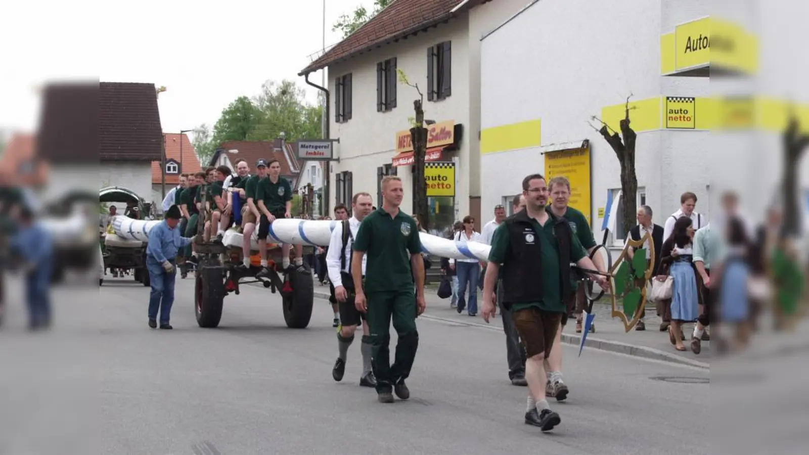 Bestens bewacht blieb der Aubinger Maibaum bis zum Schluss! (Foto: Eva Schraft)