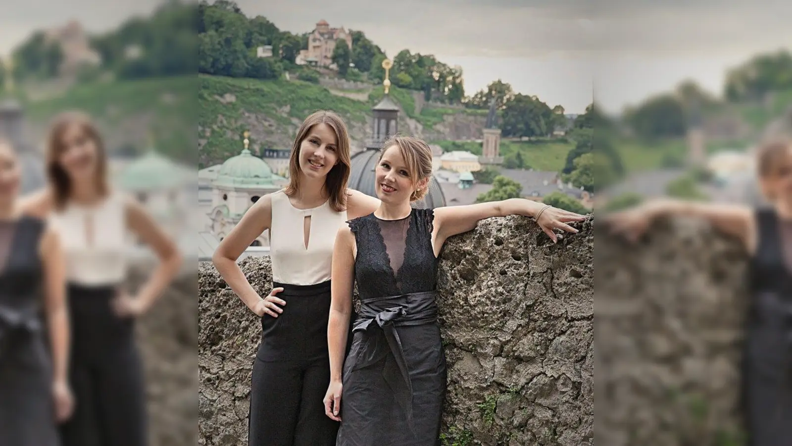 Anna-Magdalena Perwein (r.) und Maria Hegele entführen in die Welt des 19. Jahrhunderts. (Foto: Simone Neher)