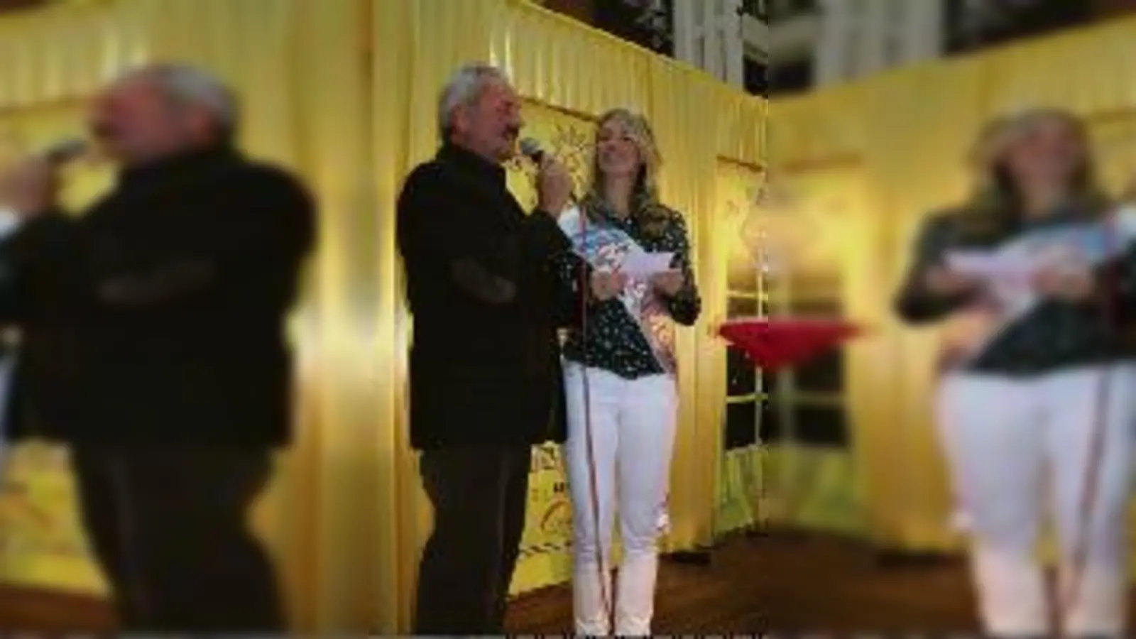 Vorsitzender der »Linie 1«, und Manuela Schwarz während der Verlosung.	 (Foto: VA)