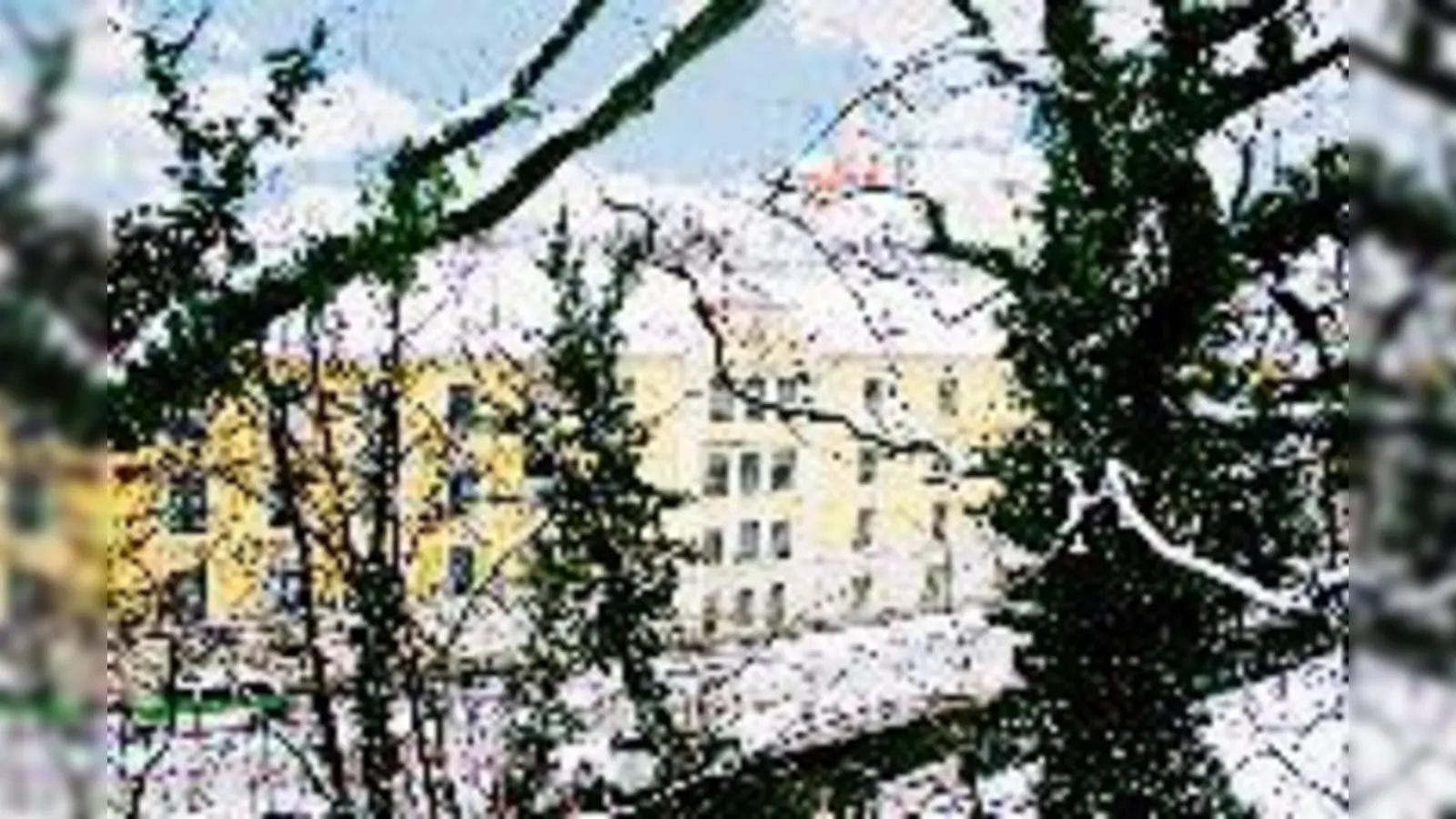 Blick von der Hochstraße auf die Justizvollzugsanstalt (JVA) Am Neudeck. Auch wenn die Fenster hier vergittert sind, die Gefangenen haben keinen Ausblick auf den Auer Mühlbach: alle Gefängniszellen liegen zur Hofseite.	 (Foto: ms)