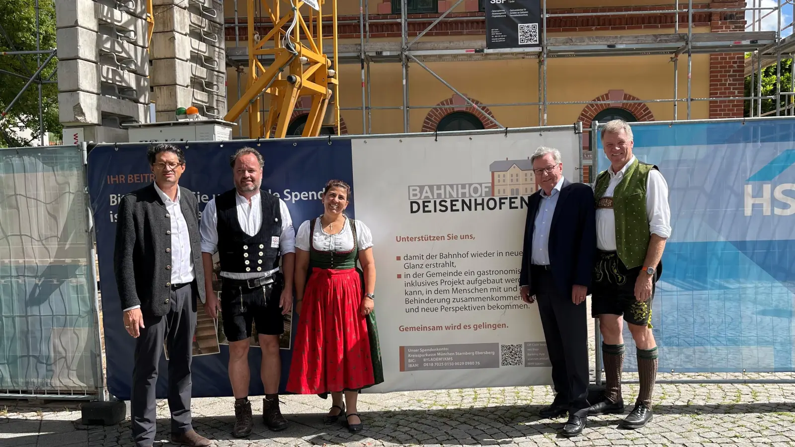 Feierten gemeinsam das Richtfest für den Bahnhof Deisenhofen: (v.l.) Architekt Michael Schleifer, Zimmermann Florian Platzer, Wirtin Katharina Inselkammer, Geschäftsführer Karl Hopfner und Bürgermeister Stefan Schelle. (Foto: hw)