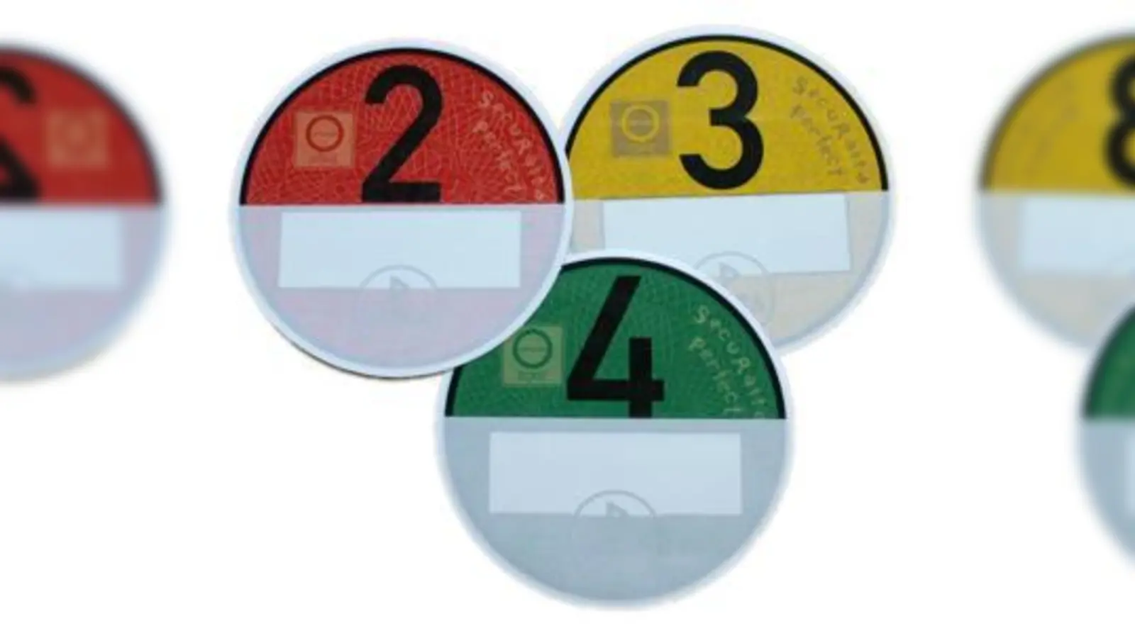 Pickerl für die City: Seit 1. Oktober 2008 dürfen nur noch Autos mit grüner, gelber oder roter Plakette in die Münchner Innenstadt.  (Foto: sm/Dekra)