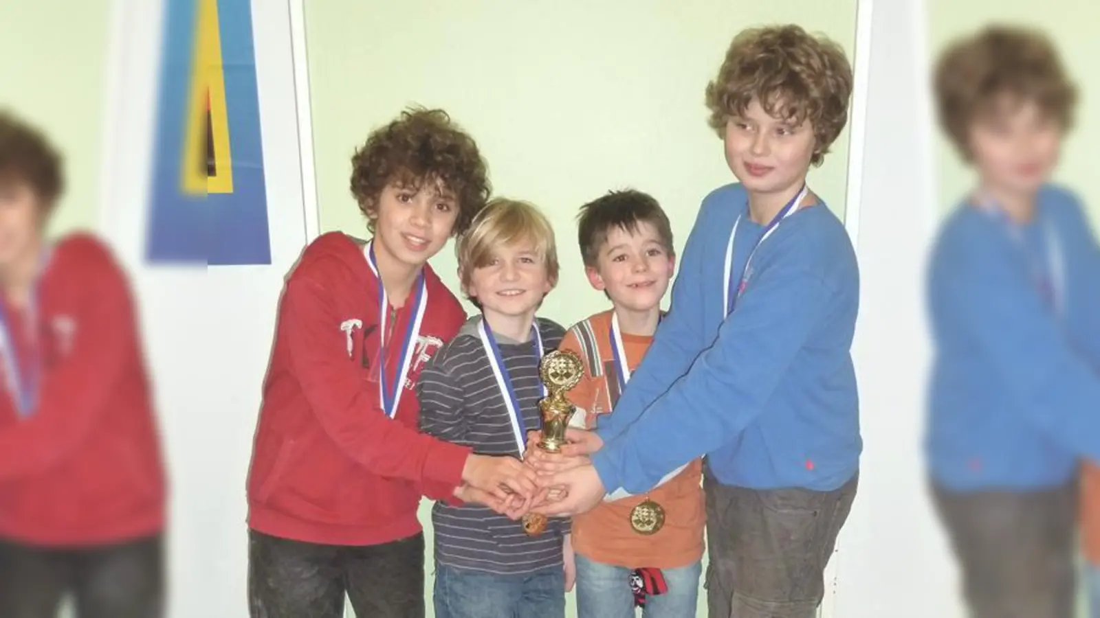 Die vier Sieger präsentieren stolz ihren Pokal und ihre Medaille.   (Foto: Privat)