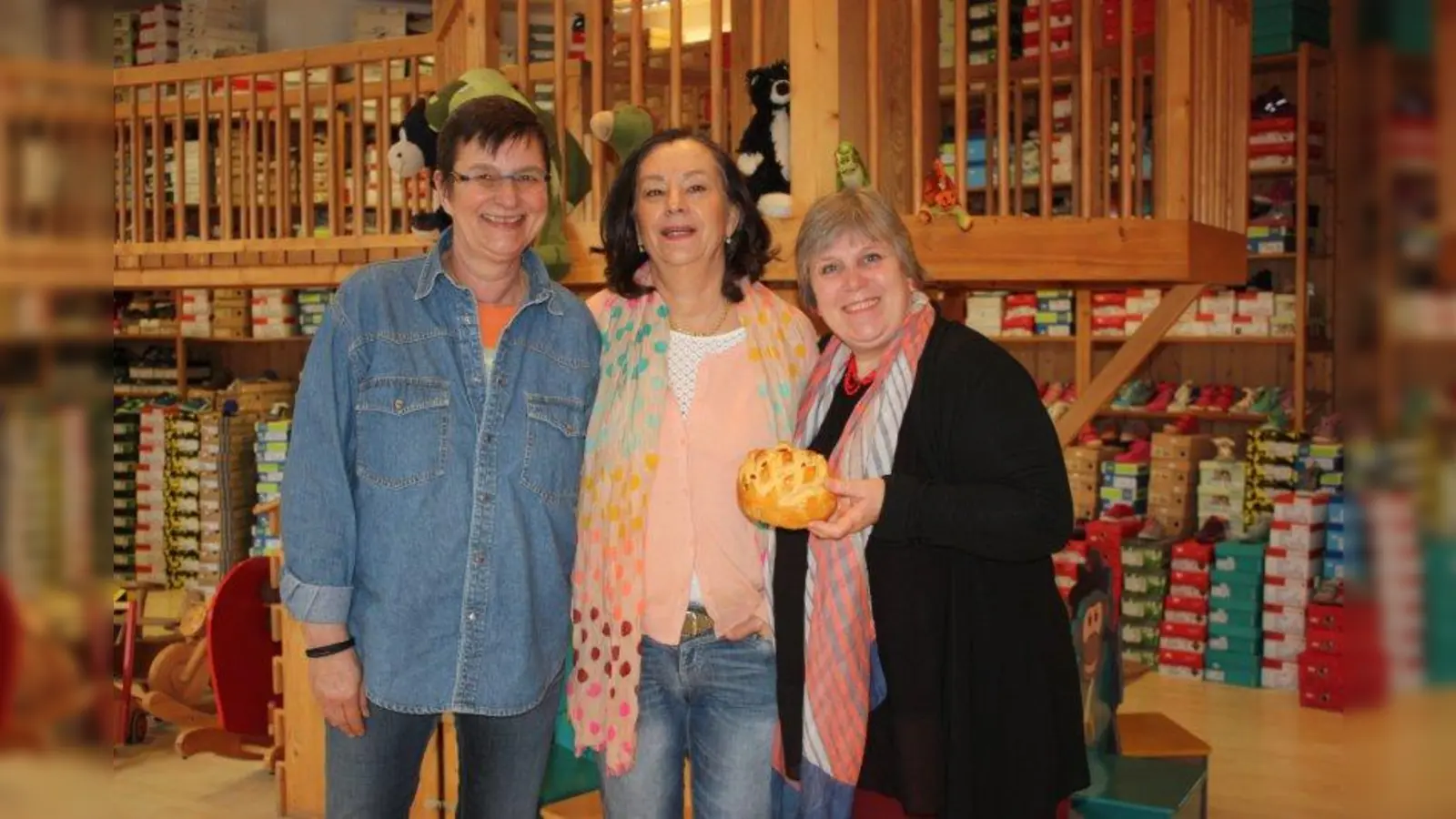 Im „Kinderschuh”, dem Spezialisten für Kinderfschuhe, in der Kochelseestr. 10 freuten sich die Mitarbeiterinnen Marion Lafere, Maria Peters und Petra Liebhardt (v.l.) über das süße Gebäck. Die Osterfladen werden aber nicht nur dem Team schmecken, sondern auch den Kunden soll etwas davon angeboten werden. (Foto: se)
