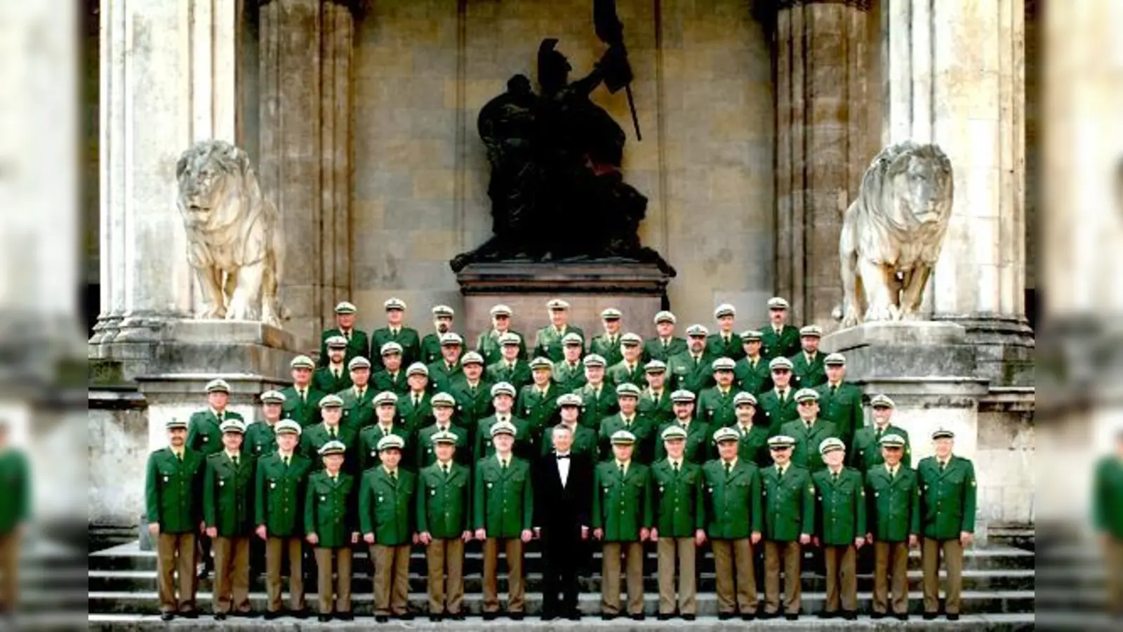 Der Chor 2005 vor der Feldherrnhalle in der klassischen Uniform der bayerischen Polizei.  (Foto: Polizei)