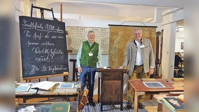 Der Vorsitzende des Fördervereins des Argeter Heimatmuseums, Götz von Borries (r.) und  Hans Gosau (l. Mitglied des Vorstandes) freuen sich auf zahlreiche Besucher.	 (Foto: hw)