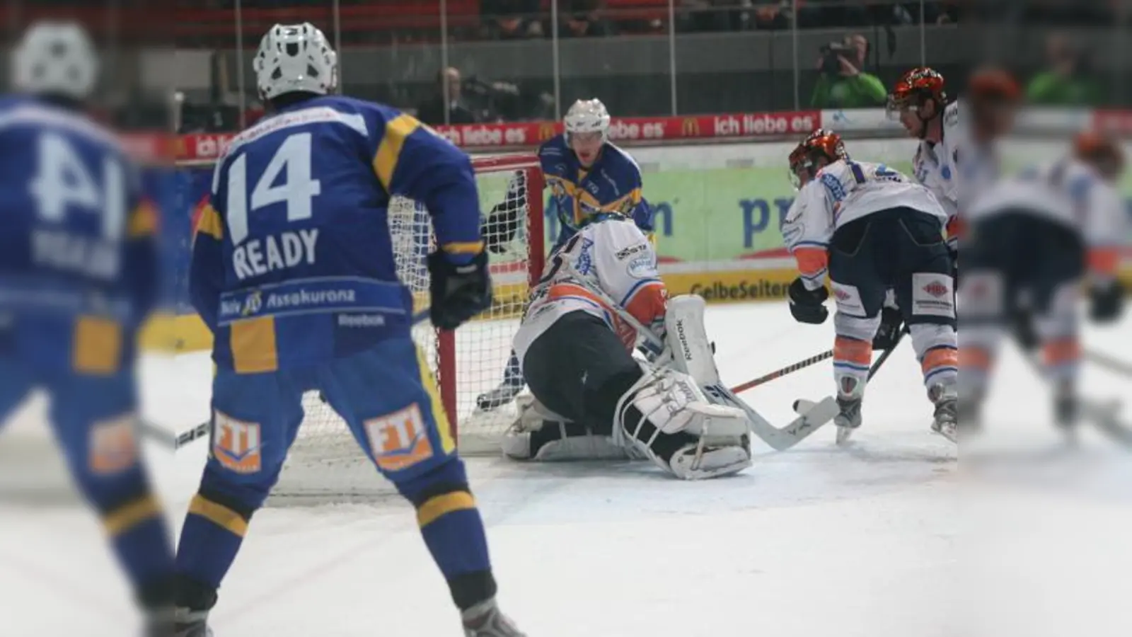 Die Iserlohn Roosters verteidigten verbissen. Dennoch gelangen den Münchnern fünf Treffer zum DEL-Heimdebüt.	 (Foto: Oliver Rabuser)
